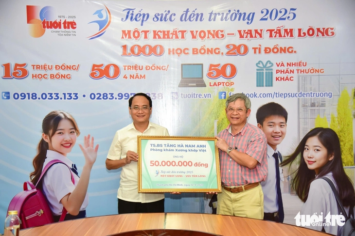 Bác sĩ Tăng Hà Nam Anh: 'Tuổi Trẻ tạo chương trình học bổng, tôi neo vào đó giúp đỡ tân sinh viên' - Ảnh 1.