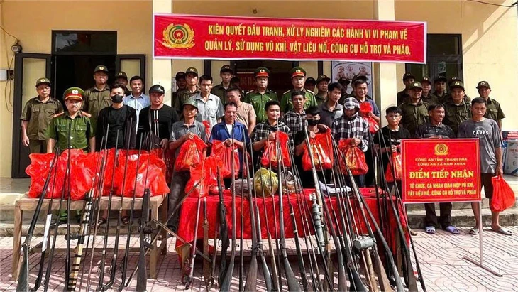 Người dân vùng cao Thanh Hóa vui mừng ‘đổi vũ khí lấy quà’ - Ảnh 2.