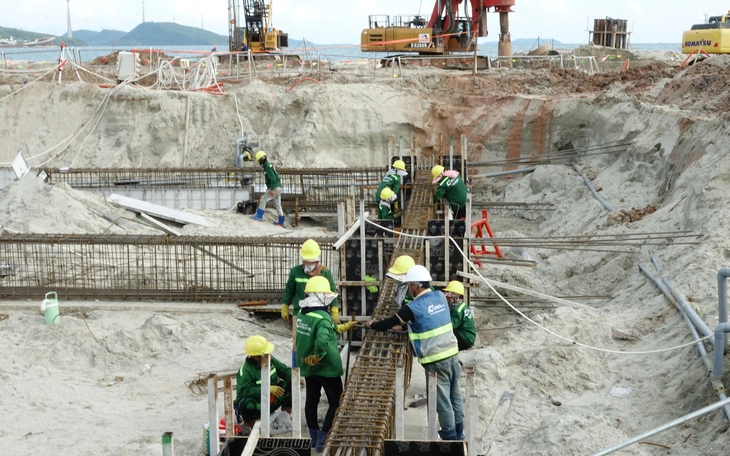 Đoàn đại biểu TP.HCM tiếp sức cho cán bộ, chiến sĩ và nhân dân trên đảo Ngọc - Ảnh 4.