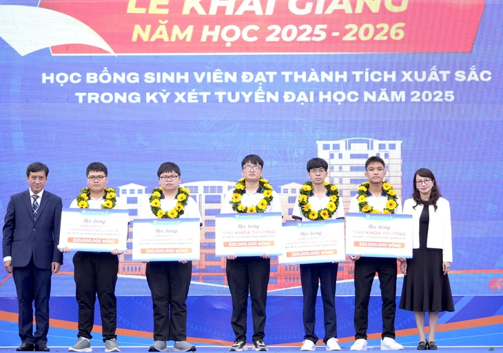 Trường ĐH Khoa học tự nhiên TP.HCM 'gây choáng' với 22 tỉ đồng học bổng trao cho tân sinh viên - Ảnh 1.