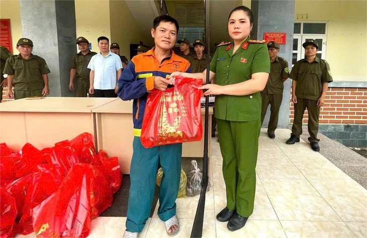 Người dân vùng cao Thanh Hóa vui mừng ‘đổi vũ khí lấy quà’ - Ảnh 1.