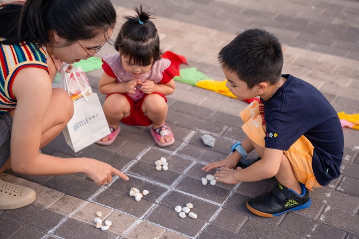 Bố mẹ hiện đại và trăn trở về môi trường sống cho con - Ảnh 1.