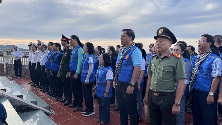 Mang hơi ấm và yêu thương từ đất liền đến đảo xa - Ảnh 2.