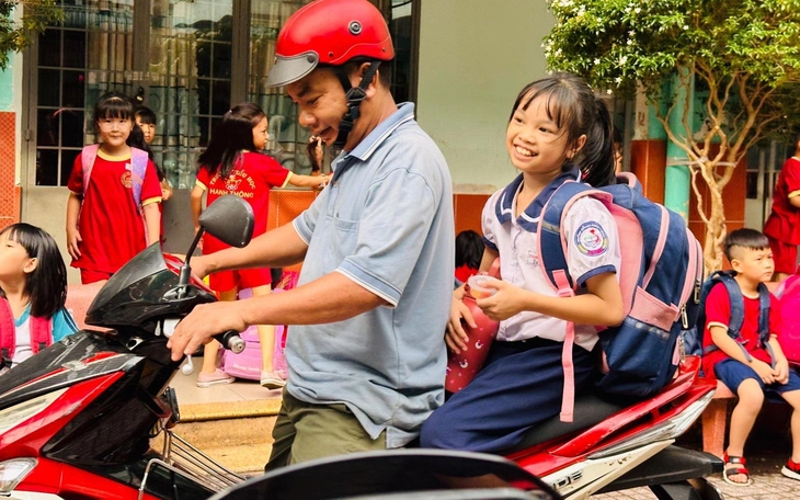 Công bố khung thời gian vào học - tan học ở TP.HCM: Phụ huynh thở phào - Ảnh 2.