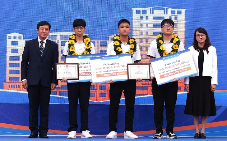 Trường đại học ở TP.HCM trao 22 tỉ đồng học bổng cho tân sinh viên - Ảnh 3.