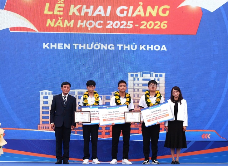 Ba thủ khoa Trường ĐH Khoa học tự nhiên cùng đạt điểm gần tuyệt đối, bí quyết học gây bất ngờ - Ảnh 1.