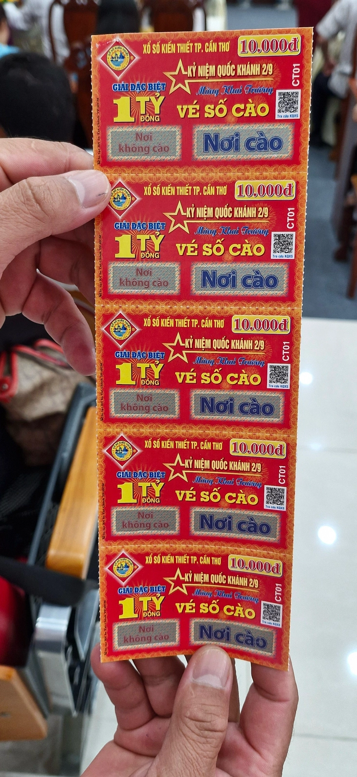 Vé số cào Cần Thơ ‘nổ’ giải đặc biệt 1 tỉ đồng - Ảnh 1.