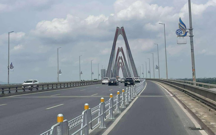 Hà Nội thí điểm giảm tốc độ tối đa cho phép trên cầu Nhật Tân, áp dụng từ 27-9 - Ảnh 2.