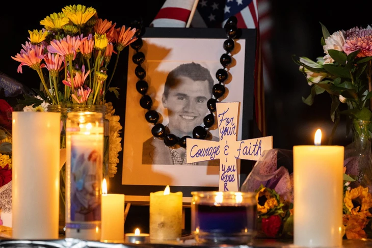 Thực hư những tin đồn về dòng chữ khắc trên vỏ đạn trong vụ ám sát ông Charlie Kirk - Ảnh 1.