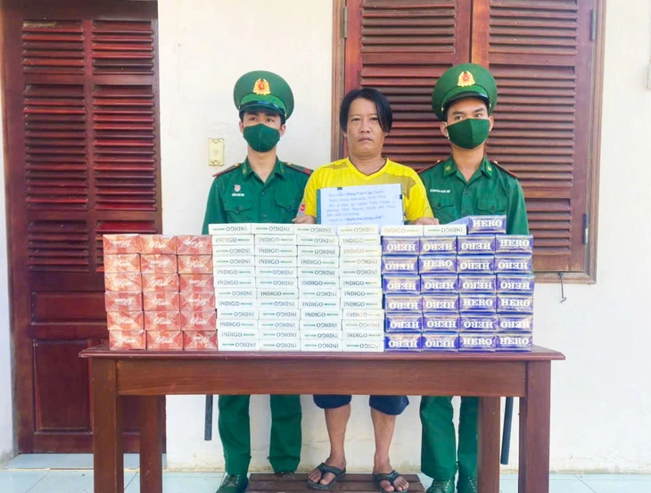 Chạy vỏ lãi ngày đêm chống buôn lậu qua biên giới mùa nước nổi - Ảnh 7.