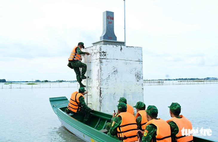 Chạy vỏ lãi ngày đêm chống buôn lậu qua biên giới mùa nước nổi - Ảnh 6.
