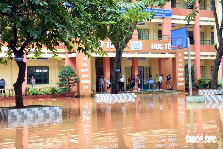 Lũ sông Buông tràn vào trường, hơn 1.300 học sinh ở Đồng Nai nghỉ học - Ảnh 3.