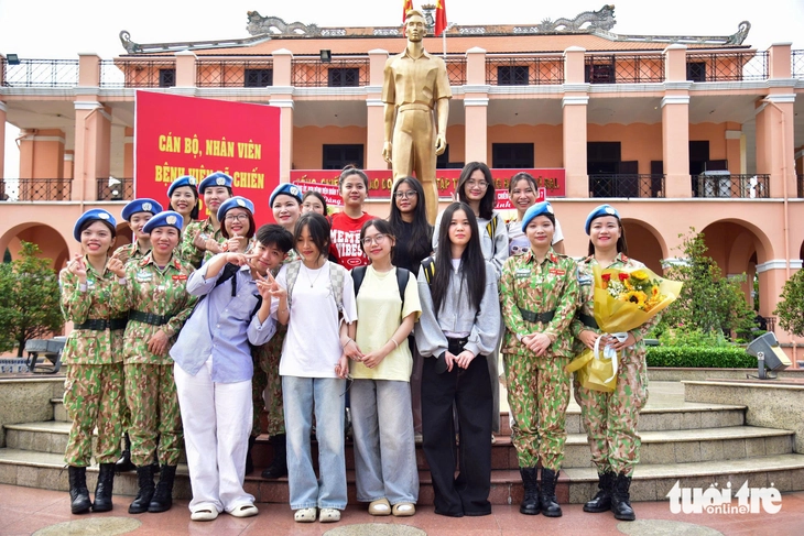 Chiến sĩ 'mũ nồi xanh' dâng hương Bác Hồ trước khi lên đường làm nhiệm vụ tại Nam Sudan lần thứ 7 - Ảnh 11.