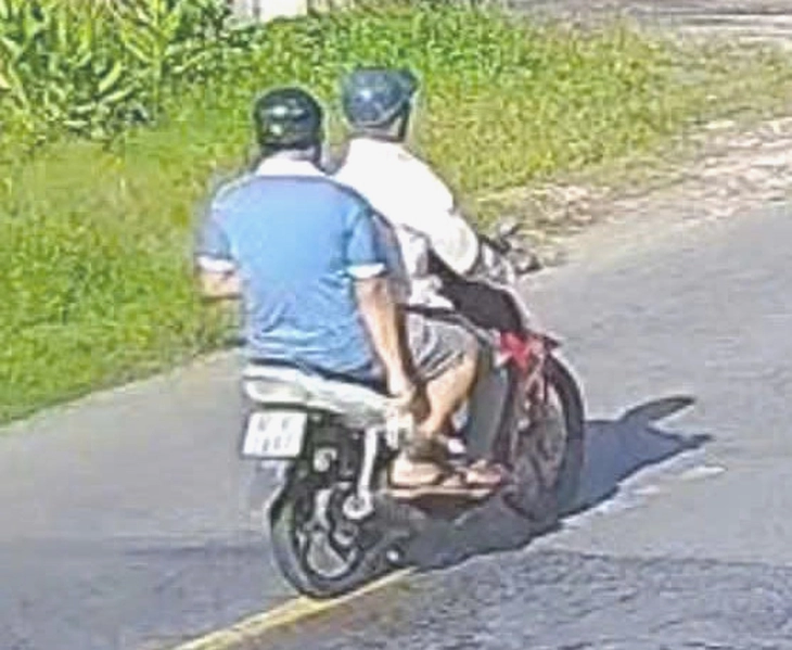Vụ người phụ nữ chết sau va chạm với xe chở phạm nhân: Công an đang tìm 2 thanh niên - Ảnh 1.