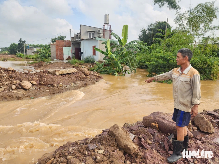 Thi công dự án cao tốc Biên Hòa - Vũng Tàu: Mưa đổ xuống, hàng trăm hộ dân khốn khổ - Ảnh 1.