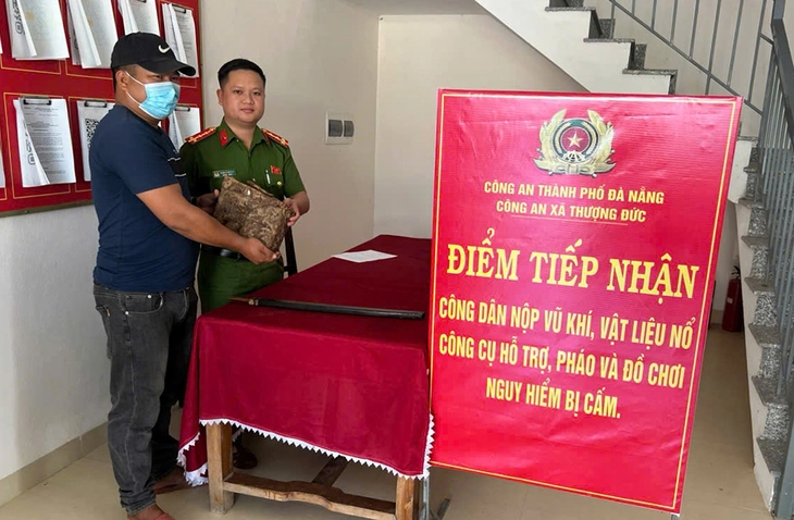 Đem thùng đạn chứa 490 viên đạn quân dụng đến công an giao nộp - Ảnh 1.