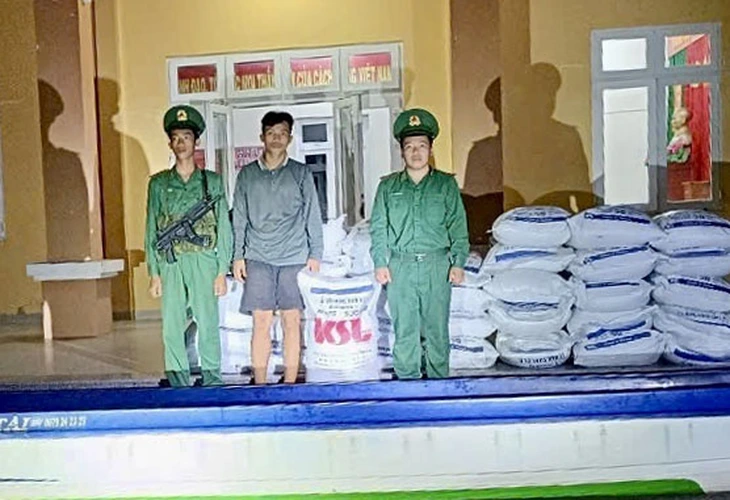 Chạy vỏ lãi ngày đêm chống buôn lậu qua biên giới mùa nước nổi - Ảnh 3.