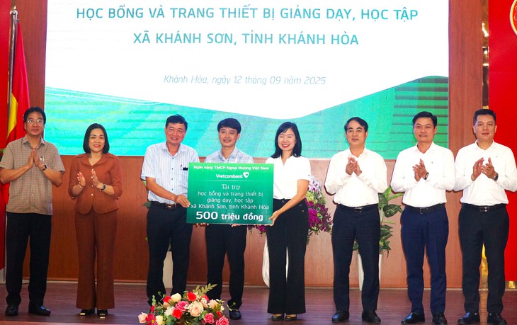 Trao học bổng và thiết bị học tập trị giá 1,5 tỉ đồng tặng các trường miền núi Khánh Hòa- Ảnh 1.