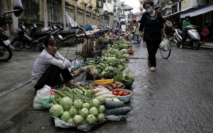 Khu chợ 'chiu' quy mô khủng sau nghĩa trang: Chuyển ra hoạt động ngay mặt đường sau phản ánh - Ảnh 2.