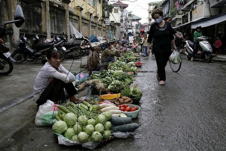 Lãnh đạo Hà Nội: Nhiều địa phương không thực hiện chỉ đạo về dẹp chợ 'tạm', chợ 'cóc' - Ảnh 1.