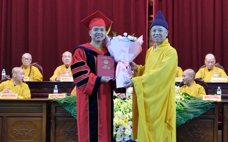 Sư cô tốt nghiệp thủ khoa Học viện Phật giáo Việt Nam - Ảnh 3.