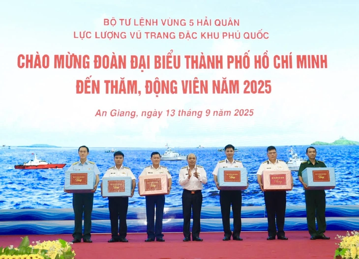 Đoàn đại biểu TP.HCM tiếp sức cho cán bộ, chiến sĩ và nhân dân trên đảo ngọc - Ảnh 3.
