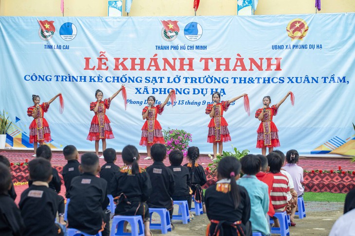 Khánh thành công trình kè chống sạt lở trường học ở Lào Cai do Thành đoàn TP.HCM tài trợ - Ảnh 8.