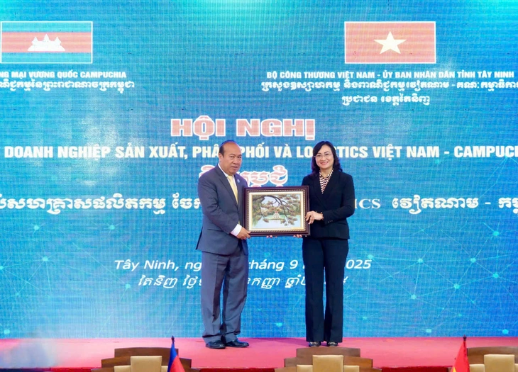 Kiến nghị đồng bộ hạ tầng cửa khẩu, logistics Việt Nam - Campuchia để đạt 'đích' kim ngạch 20 tỉ USD - Ảnh 1.