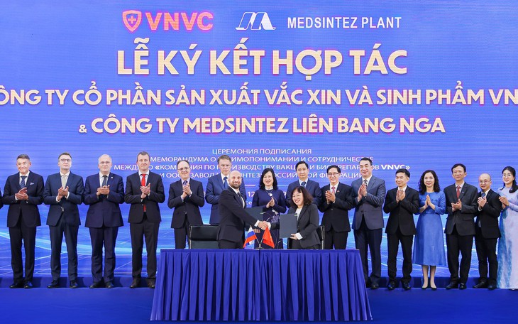 Bộ trưởng Y tế Nga cấp cứu nam hành khách trên chuyến bay đến Việt Nam - Ảnh 2.