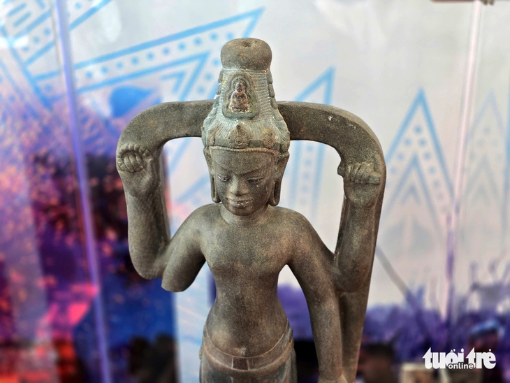 Tượng Avalokitesvara Bắc Bình bằng sa thạch được công nhận bảo vật quốc gia - Ảnh 1.