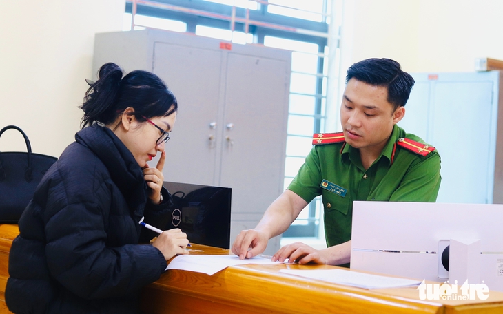 Thủ tướng: Tuyệt đối không được yêu cầu dân nộp, xuất trình giấy tờ đã tích hợp trên VNeID - Ảnh 1.