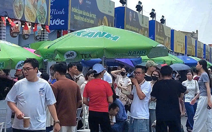 750 học sinh khó khăn nhận học bổng từ Saigontourist Group - Ảnh 4.