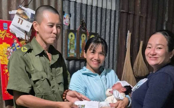 Bé gái bị mẹ bỏ rơi tại bệnh viện sau khi sinh được một ngày - Ảnh 3.