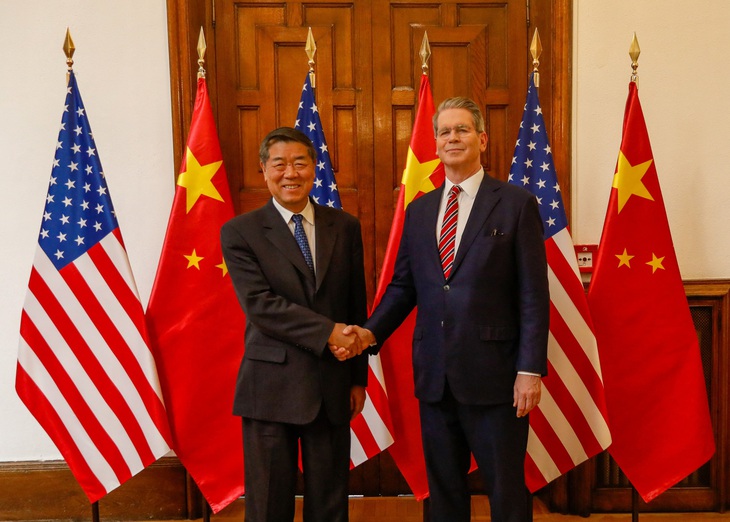Đảng Dân chủ muốn ông Trump buộc Trung Quốc hạn chế sản xuất dư thừa - Ảnh 1.