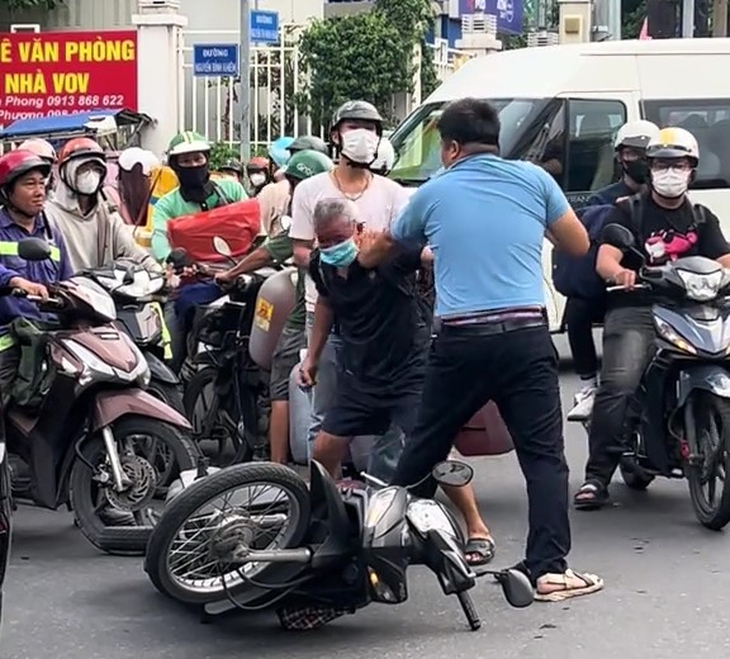 Đưa người đánh cụ ông ở phường Sài Gòn về trụ sở công an làm việc - Ảnh 1.