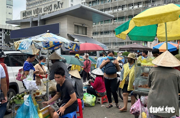 Phường Chợ Lớn: Hàng rong bủa vây các bệnh viện, vỉa hè ‘nghẹt thở’ từng mét vuông - Ảnh 1.
