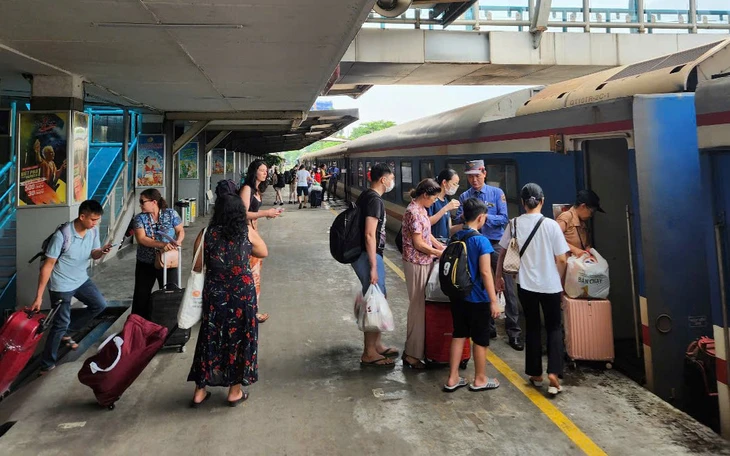 Đi từ Đồng Nai lên ga Sài Gòn lúc 3h sáng đợi mua vé tàu Tết 2026 - Ảnh 2.