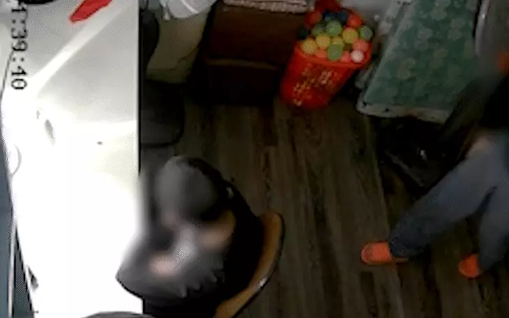Mâu thuẫn với vợ, người đàn ông nhiều lần hành hạ 2 con và ngăn cấm đến trường - Ảnh 2.