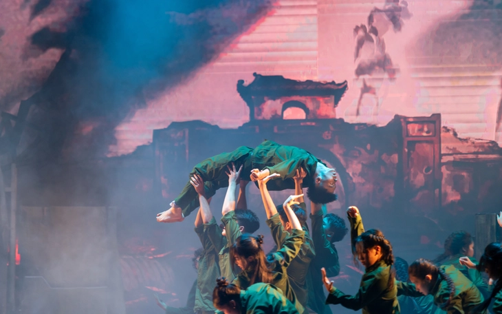 Bất ngờ xem học sinh trường Chu Văn An đưa Trần Dần, Nguyễn Ngọc Tư lên sân khấu - Ảnh 9.