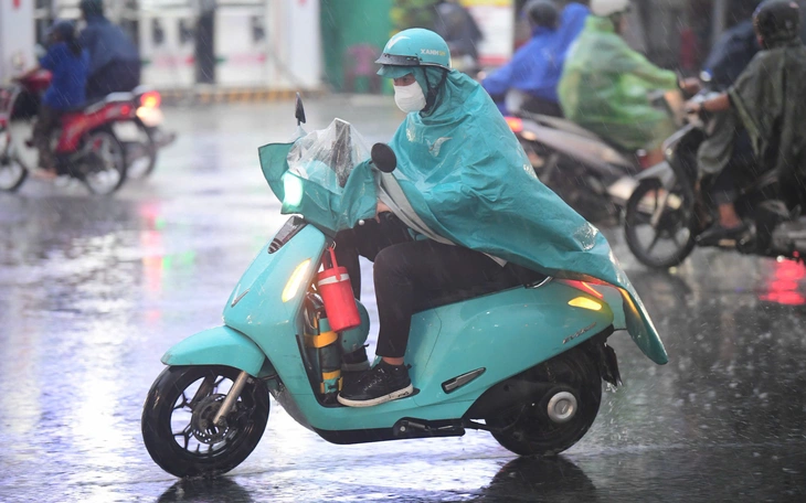 Áp thấp nhiệt đới sắp hình thành, các tỉnh Quảng Ninh đến Lâm Đồng báo tin ngay cho tàu thuyền - Ảnh 2.