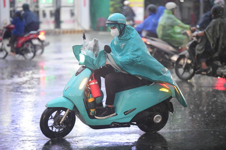 Thời tiết hôm nay 16-9: Biển Đông áp thấp, đất liền mưa dông - Ảnh 1.