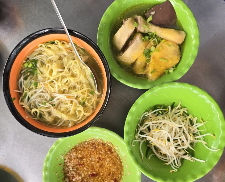 Nồi nước lèo thơm và hương vị cay nồng mì gà xá kén trong hẻm nhỏ cư xá Phú Bình - Ảnh 4. Mì gà Xá kén - Ảnh 4.