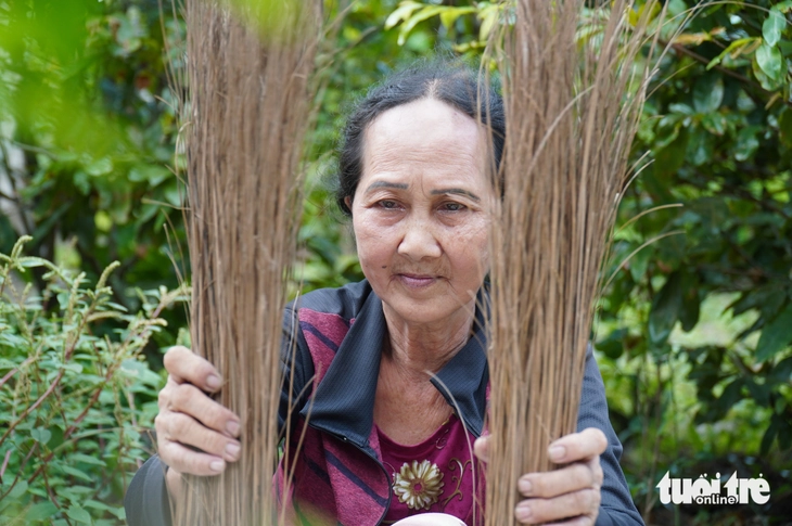 Cháu mất cả cha mẹ vào ĐH Công nghiệp TP.HCM, 'bà ngoại vĩ đại' mượn hết cỡ được 2,5 triệu đồng - Ảnh 1.