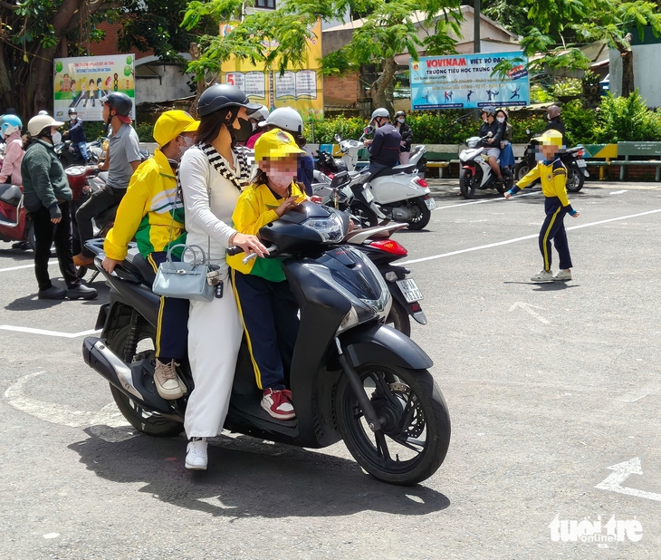 Giữa giờ trưa, phụ huynh đưa con về, từ chối bữa ăn bán trú vì lo ngại thực phẩm bẩn - Ảnh 1.