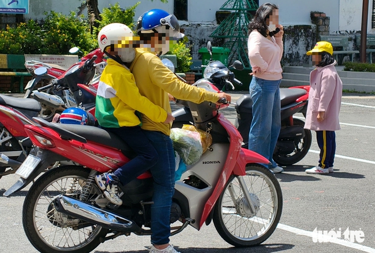 Giữa giờ trưa, phụ huynh đưa con về, từ chối bữa ăn bán trú vì lo ngại thực phẩm bẩn - Ảnh 2.
