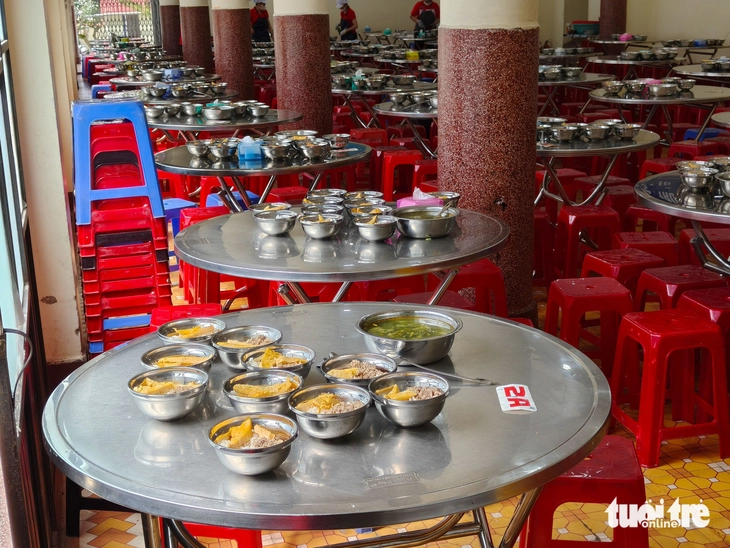 Giữa giờ trưa, phụ huynh đưa con về, từ chối bữa ăn bán trú vì lo ngại thực phẩm bẩn - Ảnh 3.