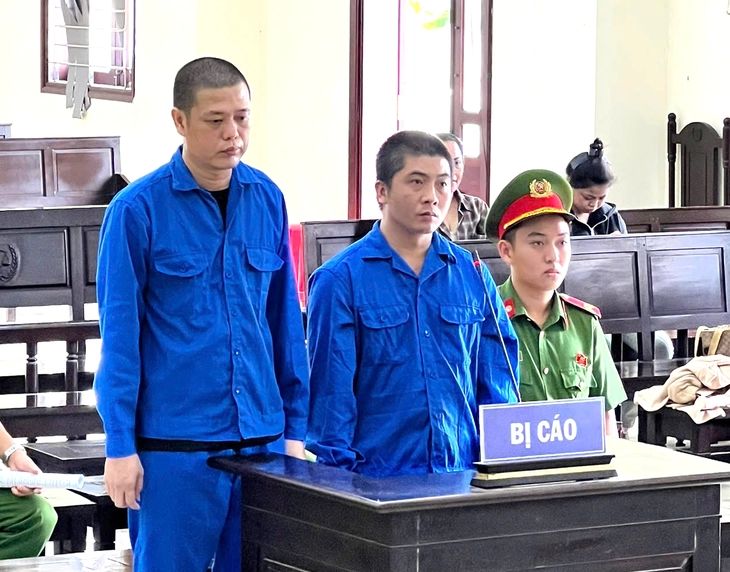 Giật dây chuyền khiến người đi đường té liệt nửa người, hai tên cướp lãnh án 20 và 17 năm tù - Ảnh 1.