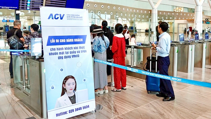 Bay nội địa cùng VNeID, bớt lo chen lấn - Ảnh 1.