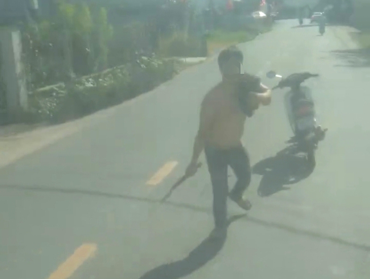 Xác minh clip người đàn ông cầm rựa đập vào kính xe tải ở Củ Chi - Ảnh 1.