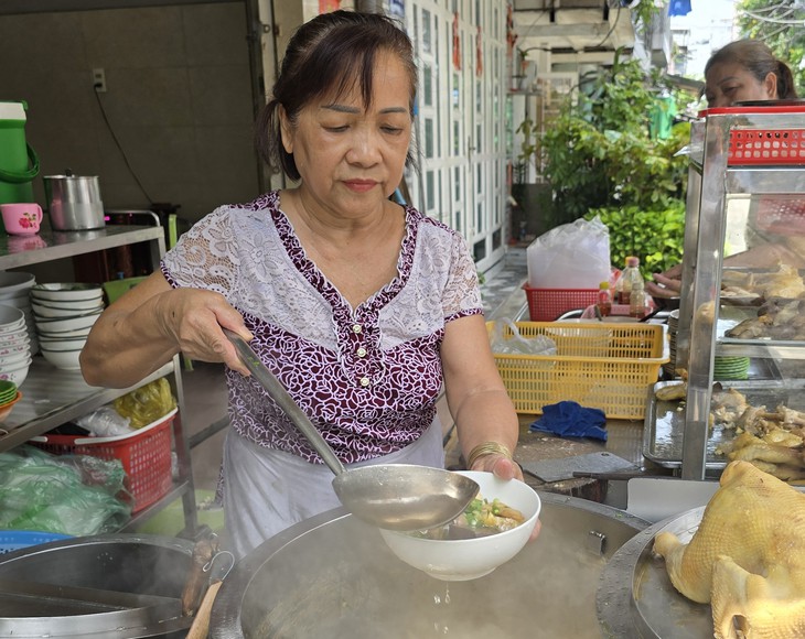 Nồi nước lèo thơm và hương vị cay nồng mì gà xá kén trong hẻm nhỏ cư xá Phú Bình - Ảnh 3. Nồi nước lèo thơm và hương vị cay nồng mì gà xá kén trong hẻm nhỏ cư xá Phú Bình - Ảnh 2.